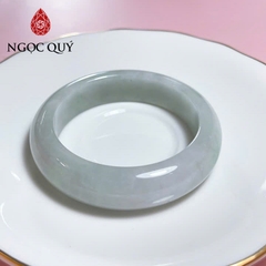 Vòng tay nguyên khối đá bạch ngọc phớt xanh bản dày - Ngọc Quý
