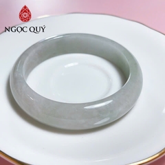 Vòng tay nguyên khối đá bạch ngọc phớt xanh bản dày - Ngọc Quý