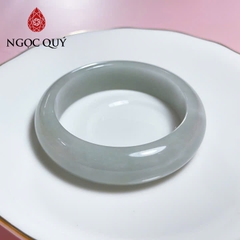 Vòng tay nguyên khối đá bạch ngọc phớt xanh bản dày - Ngọc Quý
