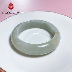 Vòng tay nguyên khối đá bạch ngọc phớt xanh bản dày - Ngọc Quý