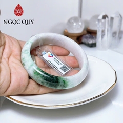 Vòng cẩm thạch A - Phỉ thúy type A bản tròn, hẹ trắng điểm bông xanh lý ni 54 - 57 mm (kèm kđ Liulab) - Ngọc Quý