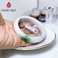Vòng cẩm thạch A - Phỉ thúy type A bản tròn, hẹ trắng điểm bông xanh lý ni 54 - 57 mm (kèm kđ Liulab) - Ngọc Quý