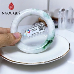 Vòng cẩm thạch A - Phỉ thúy type A bản tròn, hẹ trắng điểm bông xanh lý ni 54 - 57 mm (kèm kđ Liulab) - Ngọc Quý