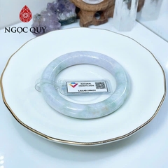 Vòng cẩm thạch A - Ngọc phỉ thúy type A bản tròn nền trắng phớt tím và bông xanh ni 51 mm (kèm kđ type A)- Ngoc Quý