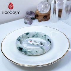 Vòng cẩm thạch A - Vòng phỉ thúy type A bản bản hẹ tròn xanh điểm tím hoa bay ni 51-55 mm ( Kèm kđ type A) - Ngọc Quý