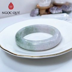 Vòng cẩm thạch A Myanmar - Ngọc phỉ thúy type A bản hẹ xanh điểm tím nhẹ ni 51-56 mm - Ngoc Quý