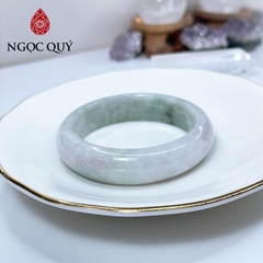 Vòng cẩm thạch A Myanmar - Ngọc phỉ thúy type A bản hẹ xanh điểm tím nhẹ ni 51-56 mm - Ngoc Quý