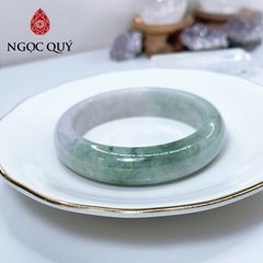 Vòng cẩm thạch A Myanmar - Ngọc phỉ thúy type A bản hẹ xanh điểm tím nhẹ ni 51-56 mm - Ngoc Quý