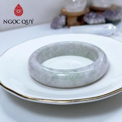 Vòng cẩm thạch A Myanmar - Ngọc phỉ thúy type A bản hẹ xanh điểm tím nhẹ ni 51-56 mm - Ngoc Quý