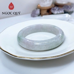 Vòng cẩm thạch A Myanmar - Ngọc phỉ thúy type A bản hẹ xanh điểm tím nhẹ ni 51-56 mm - Ngoc Quý