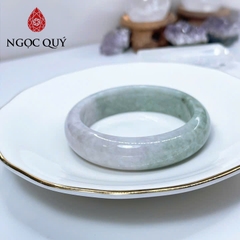 Vòng cẩm thạch A Myanmar - Ngọc phỉ thúy type A bản hẹ xanh điểm tím nhẹ ni 51-56 mm - Ngoc Quý