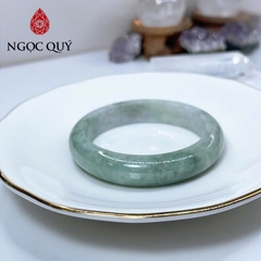 Vòng cẩm thạch A Myanmar - Ngọc phỉ thúy type A bản hẹ xanh điểm tím nhẹ ni 51-56 mm - Ngoc Quý