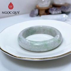 Vòng cẩm thạch A Myanmar - Ngọc phỉ thúy type A bản hẹ xanh điểm tím nhẹ ni 51-56 mm - Ngoc Quý