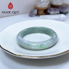 Vòng cẩm thạch A Myanmar - Ngọc phỉ thúy type A bản hẹ xanh điểm tím nhẹ ni 51-56 mm - Ngoc Quý