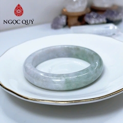 Vòng cẩm thạch A Myanmar - Ngọc phỉ thúy type A bản hẹ xanh điểm tím nhẹ ni 51-56 mm - Ngoc Quý