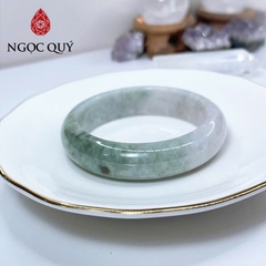 Vòng cẩm thạch A Myanmar - Ngọc phỉ thúy type A bản hẹ xanh điểm tím nhẹ ni 51-56 mm - Ngoc Quý