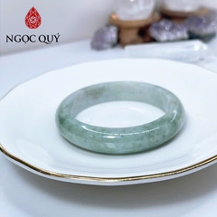 Vòng cẩm thạch A Myanmar - Ngọc phỉ thúy type A bản hẹ xanh điểm tím nhẹ ni 51-56 mm - Ngoc Quý