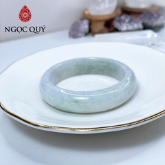 Vòng cẩm thạch A Myanmar - Ngọc phỉ thúy type A bản hẹ xanh điểm tím nhẹ ni 51-56 mm - Ngoc Quý