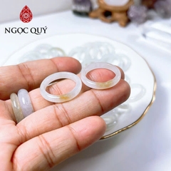 Nhẫn cẩm thạch A Myanmar - Nhẫn phỉ thúy bạch ngọc - bạch ngọc điểm phỉ nếp băng bản 3-4mm type A - Ngọc Quý