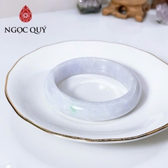 Vòng cẩm thạch A - Ngọc phỉ thúy type A bản hẹ bạch ngọc phớt tím nhạt điểm bông lý gân trắng ni 52-56 mm - Ngoc Quý