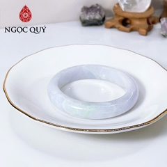 Vòng cẩm thạch A - Ngọc phỉ thúy type A bản hẹ bạch ngọc phớt tím nhạt điểm bông lý gân trắng ni 52-56 mm - Ngoc Quý