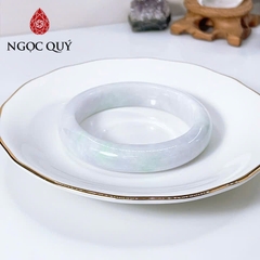 Vòng cẩm thạch A - Ngọc phỉ thúy type A bản hẹ bạch ngọc phớt tím nhạt điểm bông lý gân trắng ni 52-56 mm - Ngoc Quý