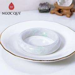 Vòng cẩm thạch A - Ngọc phỉ thúy type A bản hẹ bạch ngọc phớt tím nhạt điểm bông lý gân trắng ni 52-56 mm - Ngoc Quý
