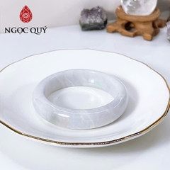 Vòng cẩm thạch A - Ngọc phỉ thúy type A bản hẹ bạch ngọc phớt tím nhạt điểm bông lý gân trắng ni 52-56 mm - Ngoc Quý
