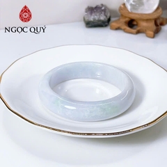 Vòng cẩm thạch A - Ngọc phỉ thúy type A bản hẹ bạch ngọc phớt tím nhạt điểm bông lý gân trắng ni 52-56 mm - Ngoc Quý