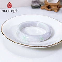 Vòng cẩm thạch A - Ngọc phỉ thúy type A bản hẹ bạch ngọc phớt tím nhạt điểm bông lý gân trắng ni 52-56 mm - Ngoc Quý