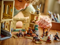 Bộ Mô Hình Lắp Ráp LEGO Harry Potter Lớp Học Bay Hogwarts #76447