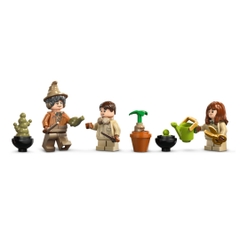 Bộ Mô Hình Lắp Ráp LEGO Harry Potter Lớp Học Thảo Dược #76445