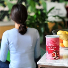 Bột protein shake thực vật hữu cơ vị Dâu và dừa  Dragon Superfoods 450gr