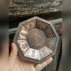 Đĩa hương và kẹp hương