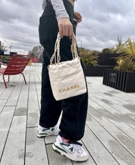 Túi X C22 Hobo Da Lì Khóa Vàng Size 20cm 1 Hộp