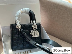 Túi Di Lady Da Lì Khóa Bạc Size 20cm Có 2 Hộp