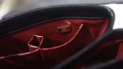 Túi X Trendy Nẹp Sắt Chữ Nổi Da Lì Khóa Vàng Size 25cm 2 Hộp