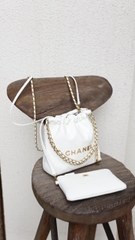 Túi X C22 Hobo Da Lì Khóa Vàng Size 20cm 1 Hộp