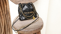 Túi X C22 Hobo Da Lì Khóa Vàng Size 20cm 1 Hộp