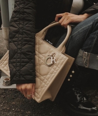 Túi Di Tote New Da Lì Khóa Vàng Size 26 Có 2 Hộp