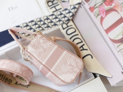 Túi Di Lady D-Lite hoạ tiết thêu Size 18cm Có 2 hộp