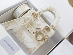 Túi Di Lady D-Lite hoạ tiết thêu Size 18cm Có 2 hộp
