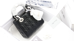 Túi Di Lady Da Lì Khóa Bạc Size 17cm Có 2 Hộp