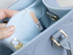 Túi L Onthego Da Bò Họa Tiết Dập Size 25cm Có 2 hộp