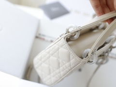 Túi Di Lady Da Lì Khóa Bạc Size 17cm Có 2 Hộp