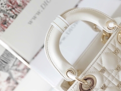 Túi D Lady Da Lì Khóa Vàng Size 20cm Charm Bướm