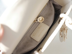 Túi D Lady Da Lì Khóa Vàng Size 20cm Charm Bướm