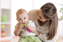 Trẻ sốt mọc răng có nên tắm không?