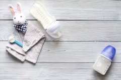 Bé đang bú bình tự nhiên bỏ phải làm sao