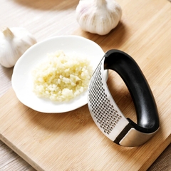 Dụng Cụ Dập Tỏi Ép Tỏi Cán Đen Cầm Tay Bằng Thép Không Gỉ Tiện Dụng A2351